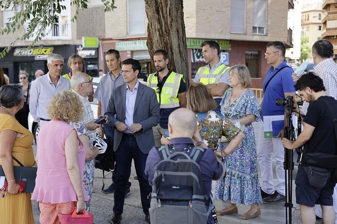 El alcalde habla con vecinos de Arabial. 