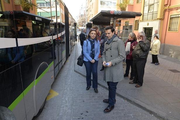 Cuenca y Ruz, en una parada de la Avenida de Dílar. Francisco Cuenca y Raquel Ruz, en una parada de la Avenida de Dílar.