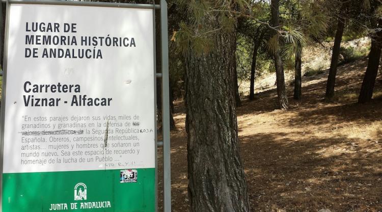 Cartel que señala como Lugar de Memoria Histórica la carretera entre Víznar y Alfacar.
