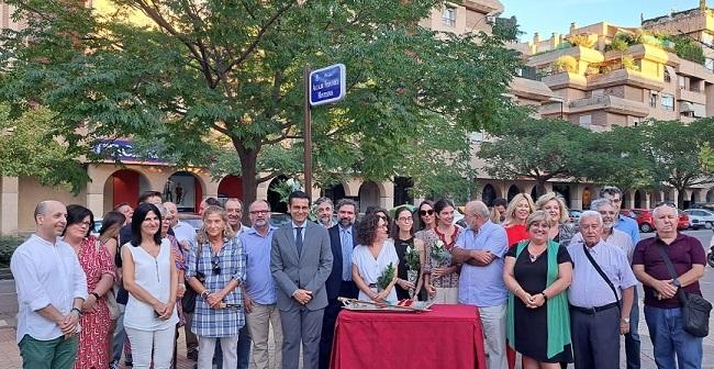 El alcalde junto a la familia Fernández-Montesinos, autoridades y representantes del movimiento memorialista granadino.