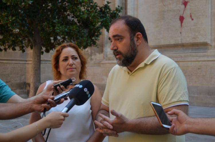 Francisco Puentedura y María del Carmen Pérez ante la Iglesia del Sagrario.