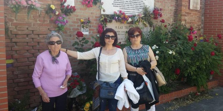 Rafaela Molina Ortega, junto a María del Carmen y Rafi Martín Molina, junto a la fosa donde yacen los restos de Rafael.