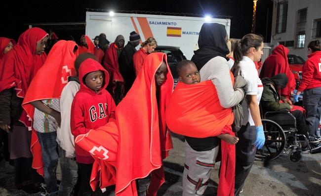 Entre los migrantes rescatados hay varios menores.