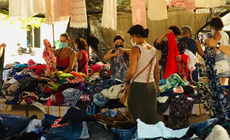 Imagen recogida este sábado en el mercadillo del Zaidín.