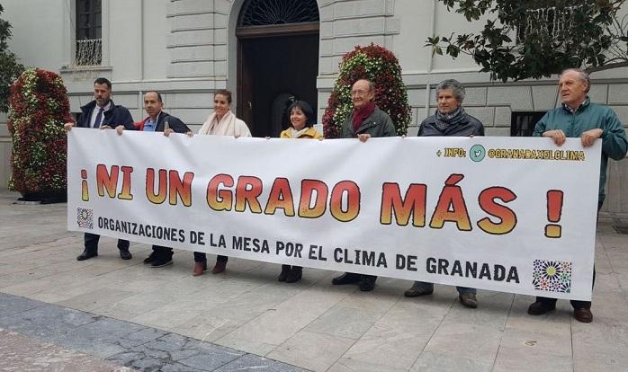 Integrantes de la Mesa por el Clima muestran una pancarta reivindicativa.