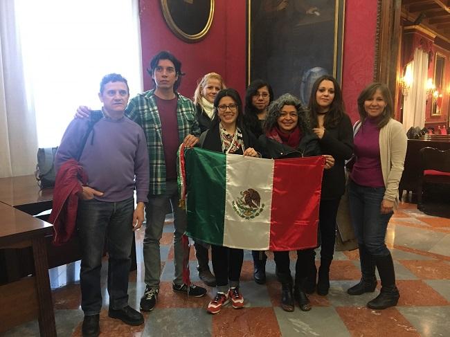 Jemi Sánchez, con estudiantes mexicanos residentes en Granada.