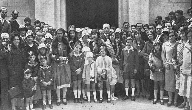 Miembros de la colonia catalana que vivían en Granada en 1923. Posan después de la misa en la Parroquia de Montserrat, el 27 de abril. Esta iglesia fue pagada por Gustavo Gallardo García, en terrenos donados por su cuñado Manuel Rodríguez-Acosta al Padre Manjón. La fiesta de la patrona de Cataluña la celebraban en esta parroquia, diseñada por Juan Montserrat Vergés.