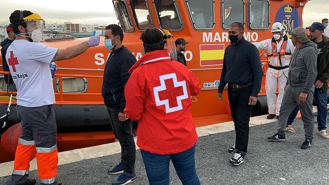 Cruz Roja atiende a los migrantes a su llegada al Puerto de Motril. 