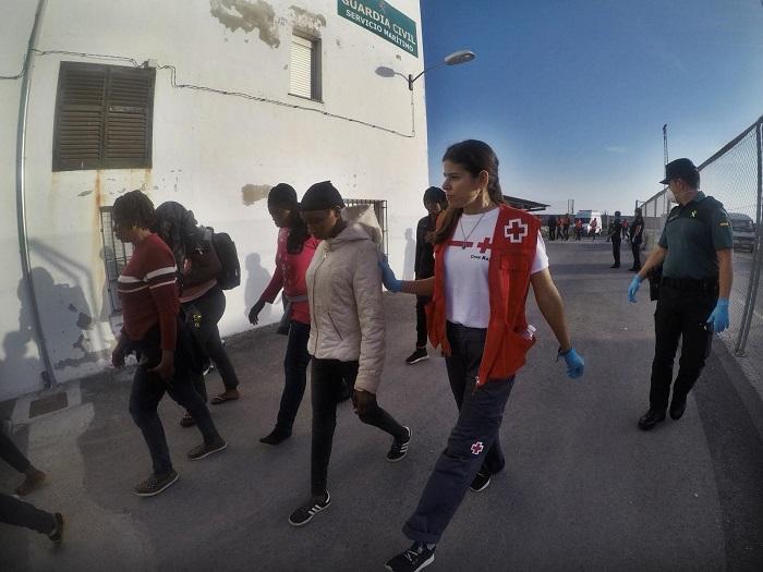 A su llegada al Puerto de Motril han sido atendidas por voluntariado de Cruz Roja.