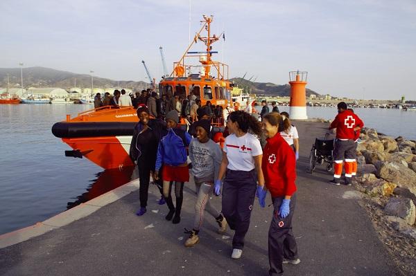 A su llegada al Puerto de Motril, voluntariado de Cruz Roja ha atendido a las personas migrantes rescatadas.