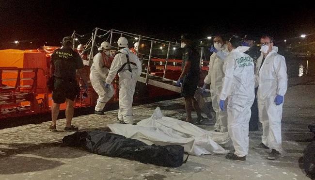 Salvamento Marítimo trasladó este miércoles a Motril los cinco cadáveres junto a los supervivientes del naufragio.