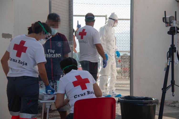 Imagen de un operativo de Cruz Roja para atender a migrantes trasladados a Motril.