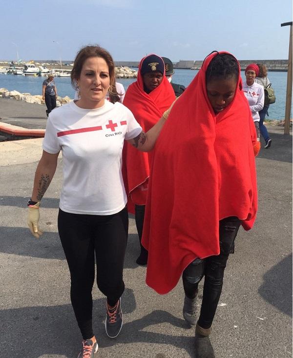 Voluntarias de Cruz Roja atienden a las personas rescatadas a su llegada al Puerto de Motril.