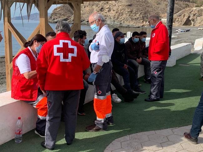 Los migrantes fueron atendidos en el paseo marítimo por Cruz Roja.