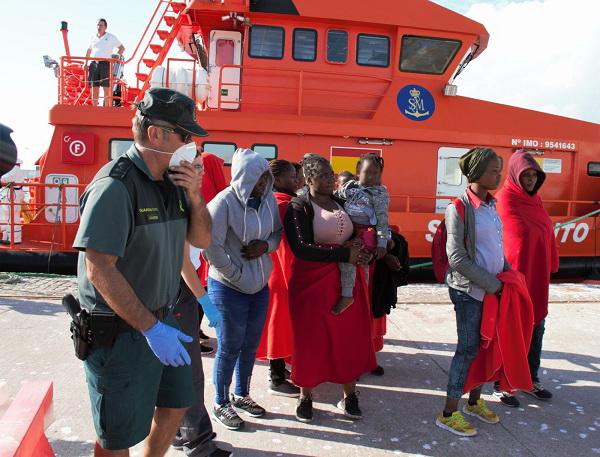Llegada al Puerto de Motril de la treintena de personas rescatadas.