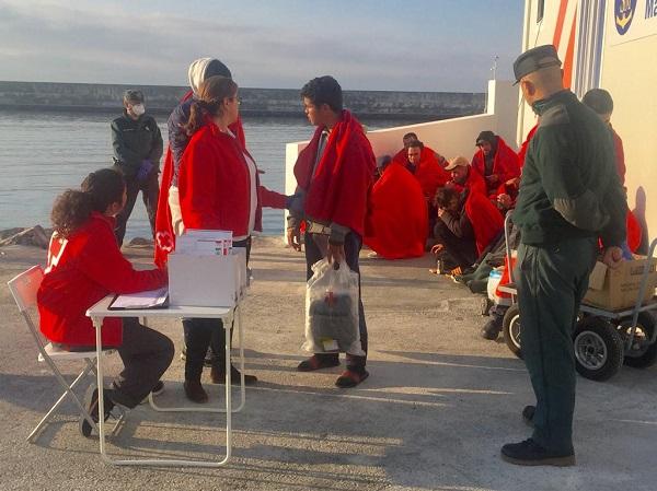 Voluntariado de Cruz Roja ha prestado una primera asistencia a las personas rescatadas.