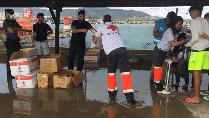 A su llegada al Puerto de Motril han recibido una primera asistencia por parte de Cruz Roja.