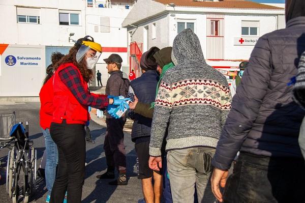 Voluntariado de Cruz Roja les ha prestado una primera asistencia sanitaria.