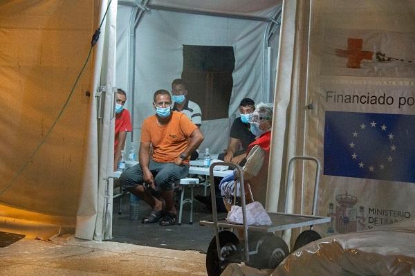 Migrantes recibiendo la primera atención a su llegada al Puerto de Motril. Migrantes recibiendo la primera atención a su llegada al Puerto de Motril.