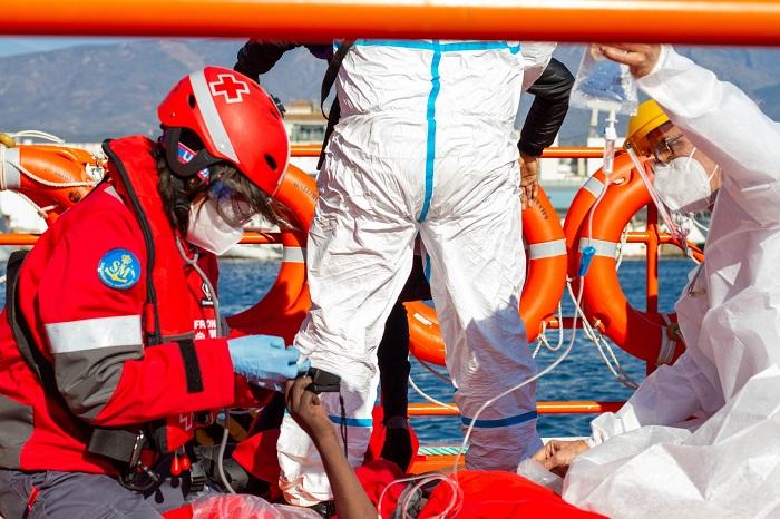 Cruz Roja se desplazó a la embarcación para prestar asistencia al hombre que se encontraba más grave, que finalmente ha fallecido.
