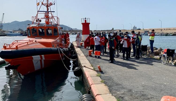 Los migrantes, a su llegada al puerto motrileño este domingo.