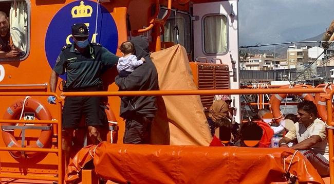 Los migrantes, a su llegada al Puerto de Motril.