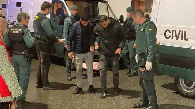 Tras su detención, fueron trasladados al Puerto de Motril para ser atendidos por Cruz Roja. 