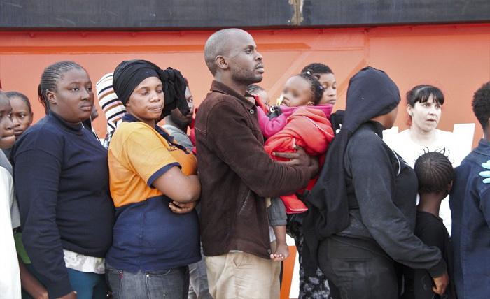 Tras ser atendidos por Cruz Roja, los migrantes fueron trasladados al campamento que se utiliza para su acogida.