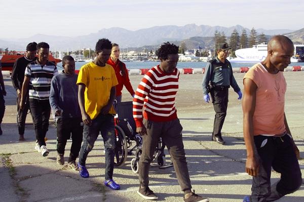 Migrantes a su llegada al Puerto de Motril tras ser rescatados en febrero pasado. 