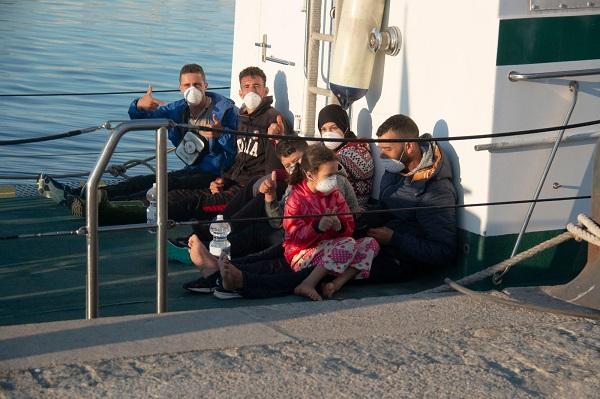 Migrantes rescatados este jueves, entre ellos dos menores, a su llegada al Puerto de Motril.