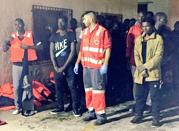 Las personas rescatadas aguardan para recibir la asistencia de Cruz Roja.