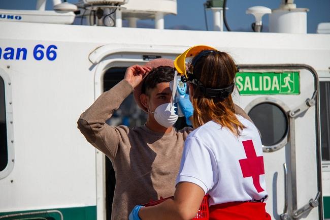 Personal de Cruz Roja ha prestado una primera asistencia a los migrantes a su llegada al Puerto de Motril. 