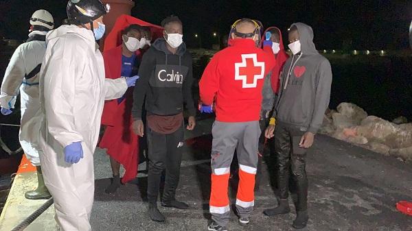 Voluntariado de Cruz Roja atiende a los migrantes a su llegada al Puerto de Motril. Voluntariado de Cruz Roja atiende a los migrantes a su llegada al Puerto de Motril.