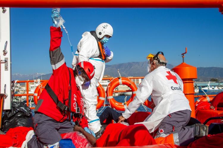 Personal de Salvamento Marítimo y de Cruz Roja atiende a uno de los migrantes rescatados.