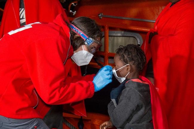 Una voluntaria de Cruz Roja atiende a una de las menores.