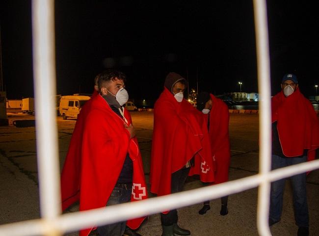 Las personas rescatadas, al llegar al puerto motrileño la pasada madrugada. 