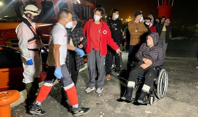 Los migrantes han recibido asistencia de Cruz Roja a su llegada al Puerto de Motril.