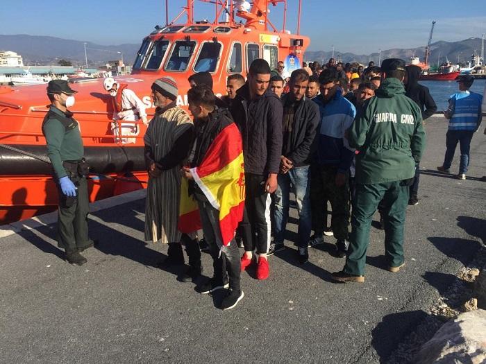 Los migrantes, a su llegada al Puerto de Motril.