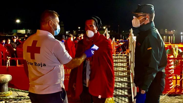 A su llegada al Puerto de Motril, voluntariado de Cruz Roja tomaba la temperatura a cada migrante.