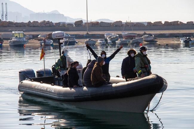 Llegada de la embarcación del Servicio Marítimo de la Guardia Civil al puerto motrileño.