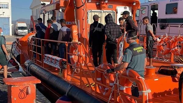 Migrantes trasladados este viernes al Puerto de Motril.