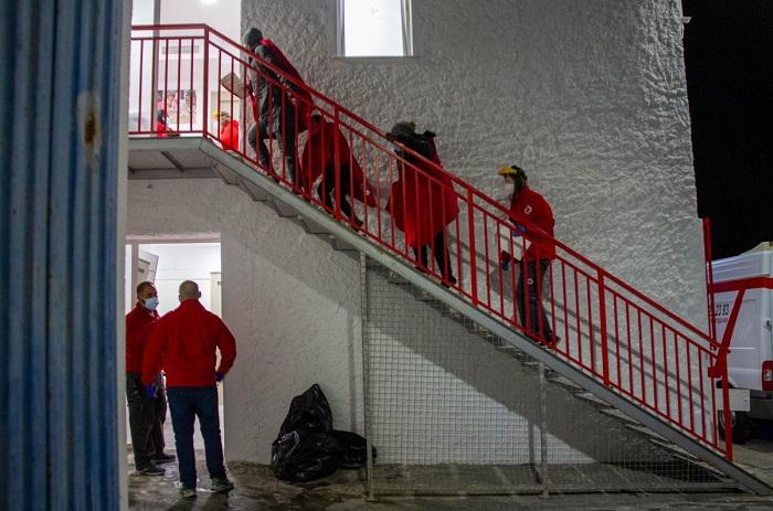 Cruz Roja atendió a las personas rescatadas a su llegada al Puerto de Motril.