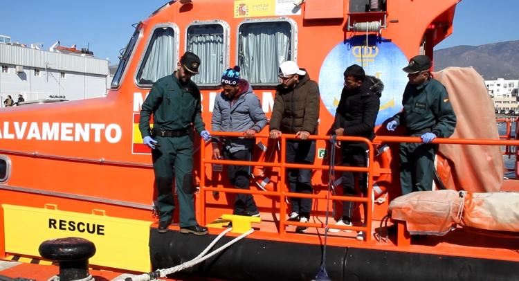 Los tres migrantes, a su llegada al Puerto de Motril.