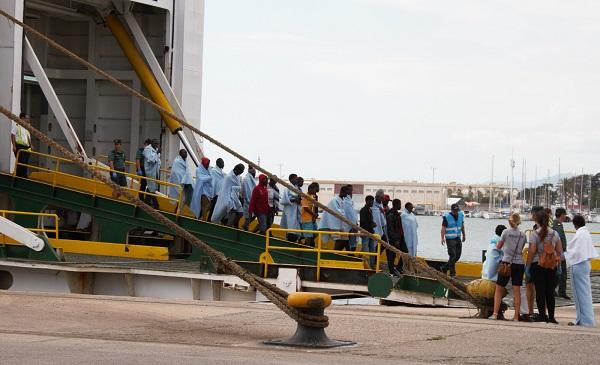 Llegada de los migrantes en el ferry al Puerto de Motril.