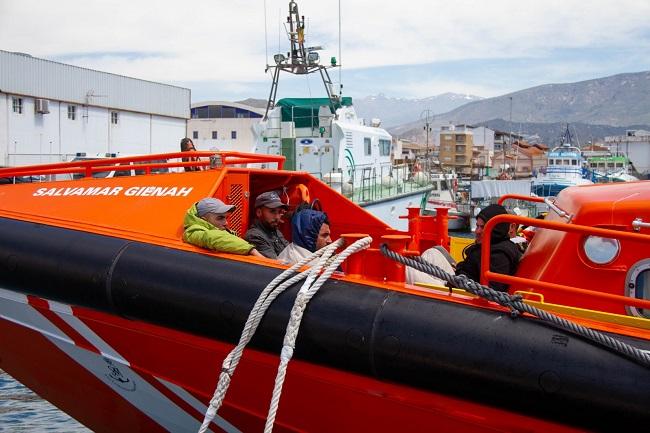 Llegada a Motril, en la Salvamar Gienah, de los migrantes rescatados.