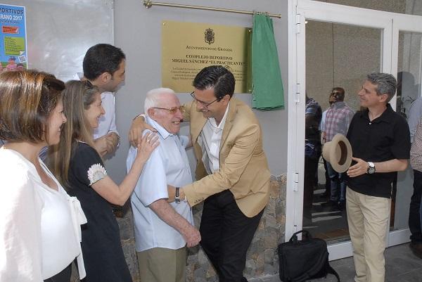 El alcalde con el homenajeado. El alcalde con el homenajeado.