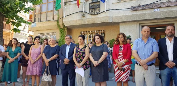 A las puertas del Ayuntamiento de Dúrcal, con su alcaldesa a la cabeza, representantes de instituciones y vecinos y vecinas de la localidad se reunieron para condenar, en silencio el asesinato machista. 