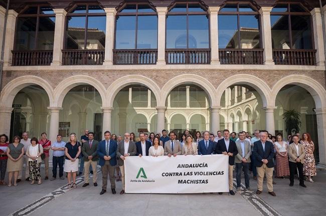 Delegados de la Junta en el minuto de silencio.