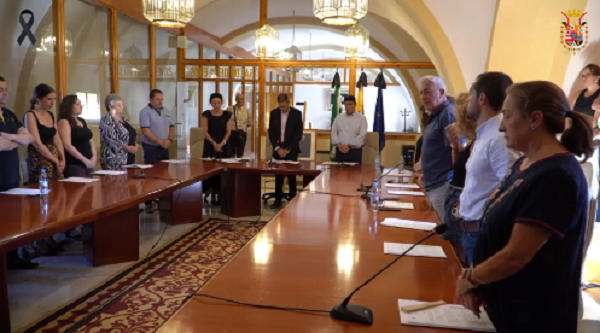 El pleno del Ayuntamiento de Íllora guarda silencio en memoria del joven vecino.