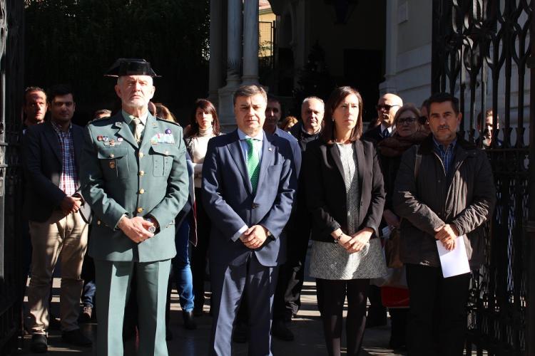 Foto del minuto de silencio a las puertas de la Subdelegación del Gobierno en Granada. 